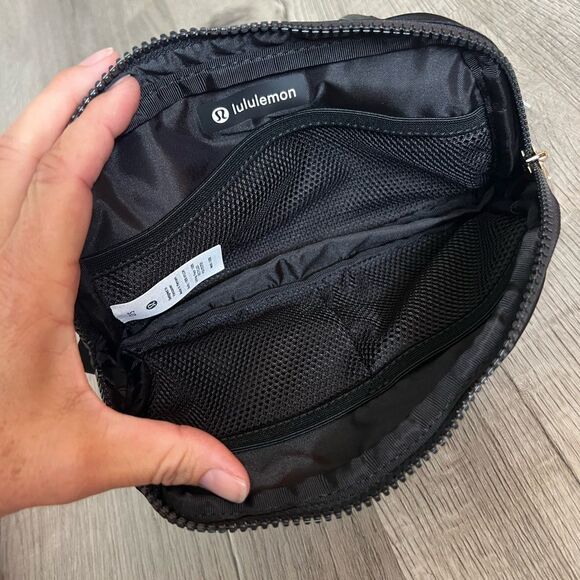 Lululemon Everywhere Belt Bag 1L (the smaller)-Black/Gold-NEW!! - Picture 5 of 8